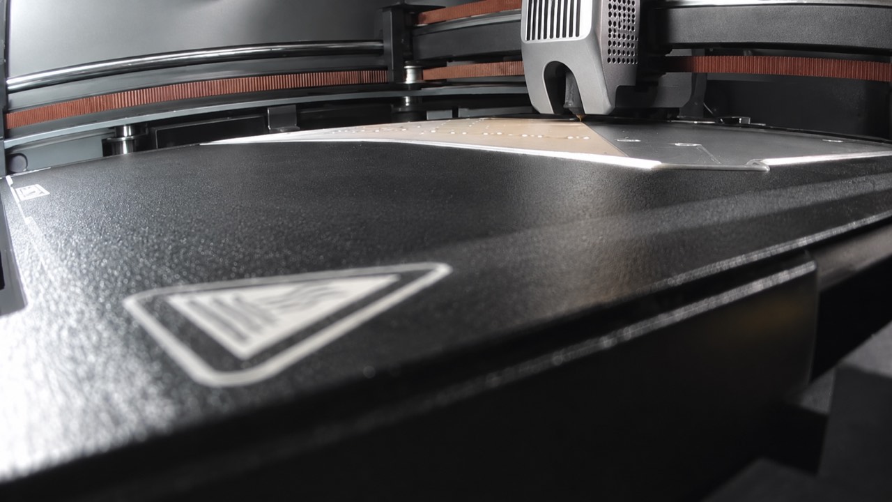 K2 Plus toolhead and textured build plate, recreated from our Printroom camera view